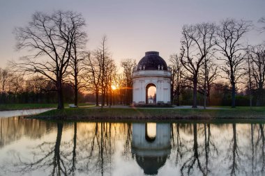 Sunset 'te panoramik manzara, ilkbaharın başlarında. Herrenhausen Bahçeleri, Hannover, Almanya.