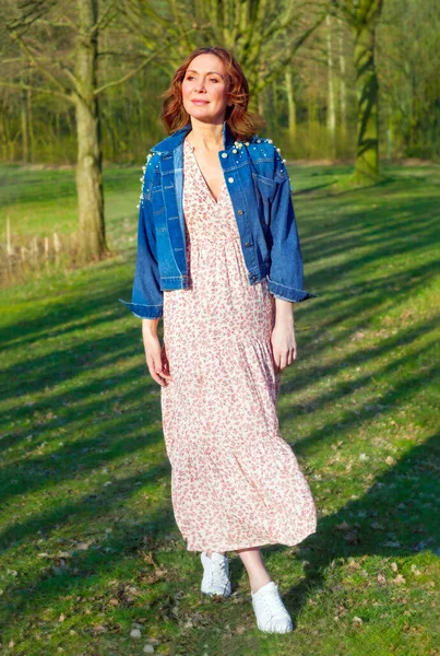 Portrait d'une femme d'âge moyen posant au parc — Photo