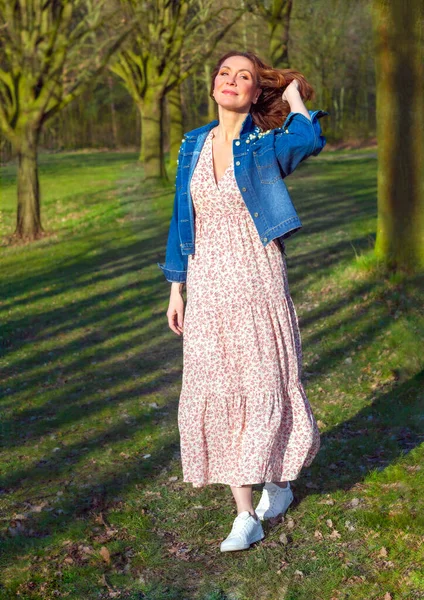 Portret van een vrouw van middelbare leeftijd poserend in het park — Stockfoto