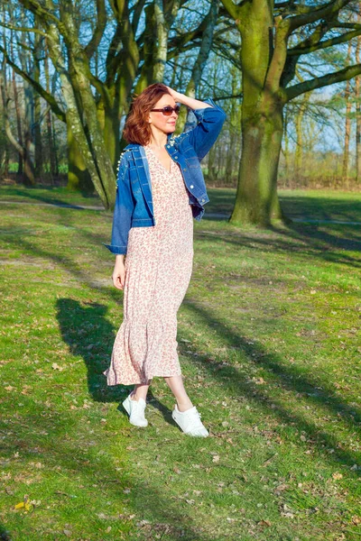 Porträt einer Frau mittleren Alters, die im Park posiert — Stockfoto