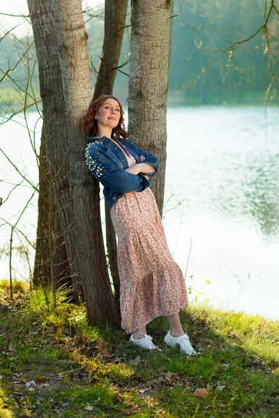 Parkta poz veren orta yaşlı kadın portresi — Stok fotoğraf