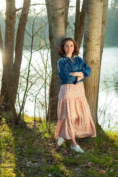 Portrait of middle aged woman posing at the park — Stock Photo, Image