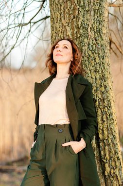 Parkta poz veren orta yaşlı kadın portresi