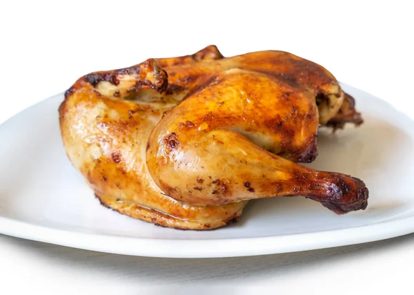 Egész pörkölt csirke, fehér alapon izolálva — Stock Fotó