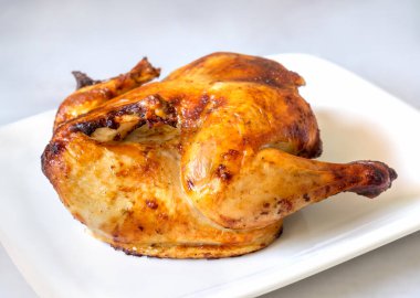 Kızarmış tavuk, beyaz arka planda izole edilmiş.