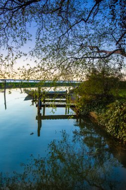 Sakin bir gölün üzerinde güzel, renkli bir gün batımı.