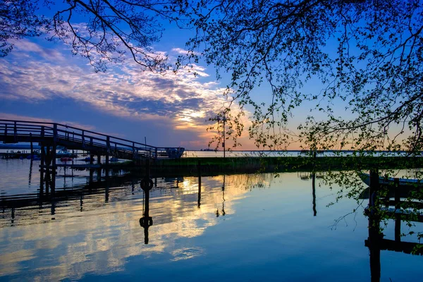 Hermosa Puesta Sol Romántico Colorido Sobre Lago Tranquilo —  Fotos de Stock