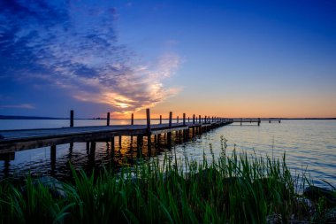 Sakin bir gölün üzerinde güzel romantik bir gün batımı