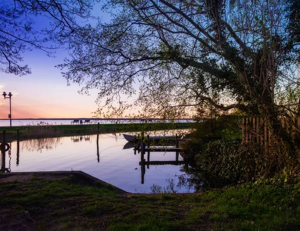Hermosa puesta de sol romántica sobre un lago tranquilo — Foto de Stock