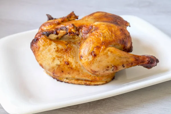 Pollo asado entero aislado sobre fondo blanco — Foto de Stock