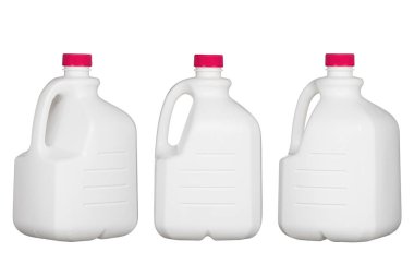 Beyaz arka planda izole edilmiş bir galon plastik sürahi.