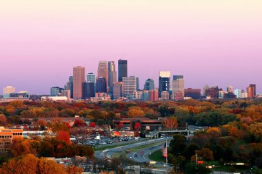 Plymouth, Minnesota sonbahar günbatımı sırasında Minneapolis manzarası