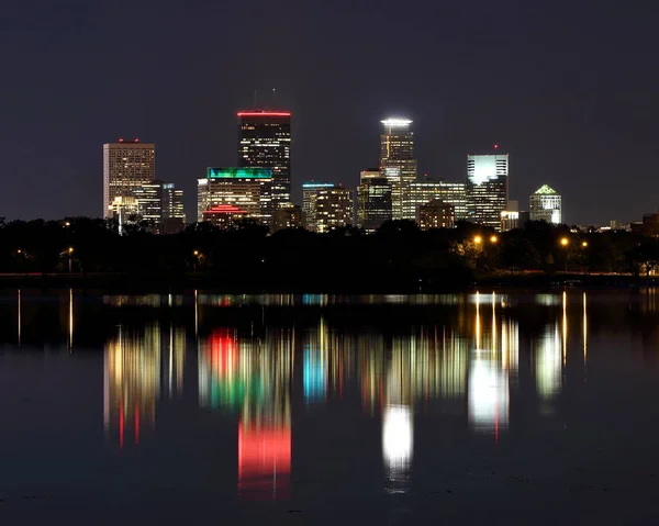 Minneapolis mrakodrapů odrážejí v jezeře Calhoun v noci — Stock fotografie