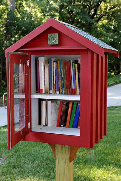 Biblioteca da calçada no bairro residencial — Fotografia de Stock