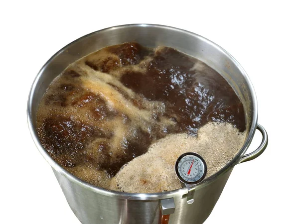 Hierba hirviendo para el hogar Brewed Brown Ale sobre fondo blanco — Foto de Stock