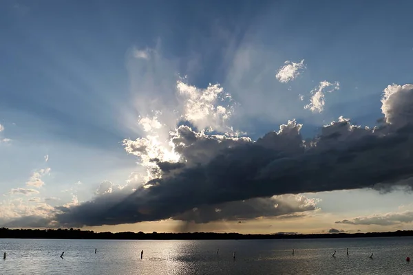 Plymouth Medicine Lake üzerinde Backlit Evening Rain Shower, Minnesota — Stok fotoğraf