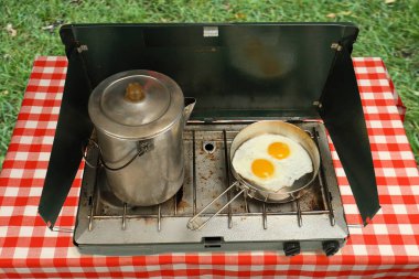 Kamp ocağı, kızartma yumurta ve kahve Pot