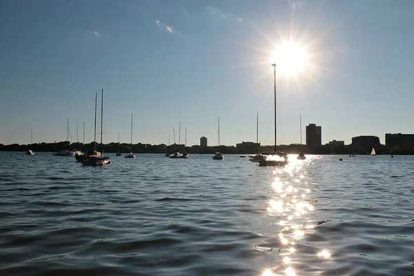 Sejlbåde fortøjet på Lake Calhoun mod en lav sol - Stock-foto