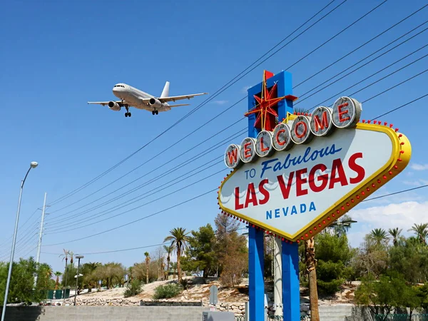 Ласкаво просимо в Лас-Вегасі знак з прибувати літака — стокове фото
