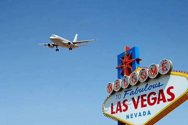 Bienvenido a Fabuloso Las Vegas Firma con Arriving Airplane Imagen de stock