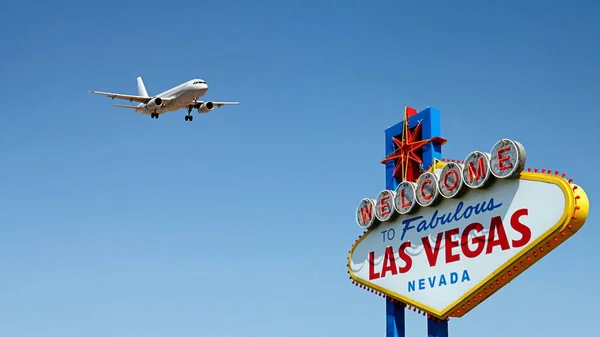 Bem-vindo ao fabuloso sinal de Las Vegas com o avião que chega — Fotografia de Stock