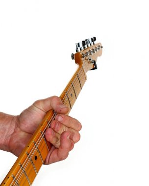 Beyaz bir arka plan karşı akorları parmak bir gitarist yakın çekim