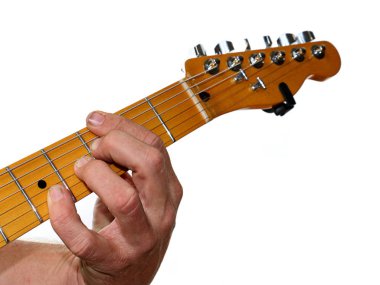 Beyaz bir arka plan karşı akorları parmak bir gitarist yakın çekim
