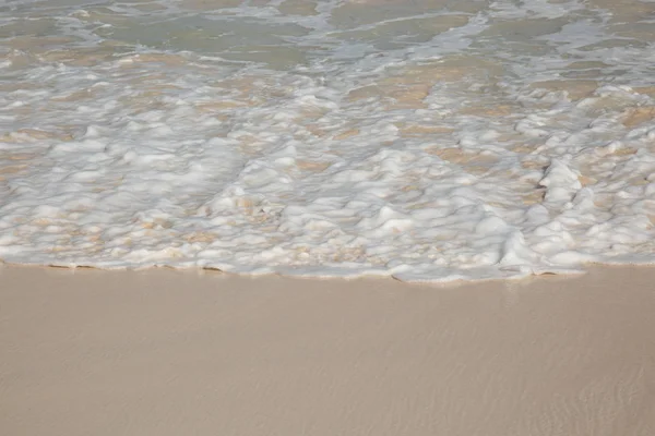 Perspectief-uitzicht vanaf een oceaan schuim op een zand ground Rechtenvrije Stockfoto's