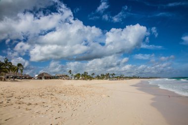 Geniş Karayipler beach ile okyanus bulutlu bir günde adlı