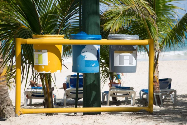 Sopsortering med tre soptunnor på stranden — Stockfoto