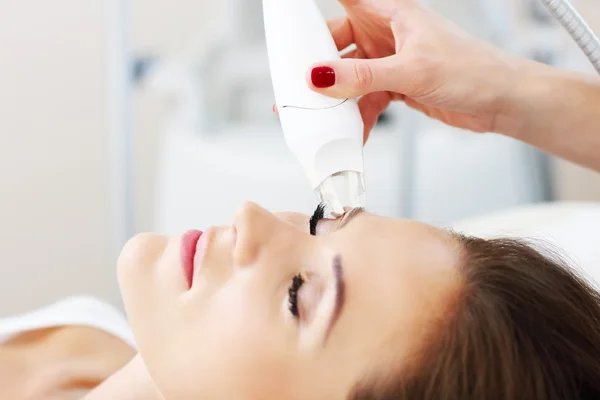 Woman having facial treatment — Stock Photo, Image