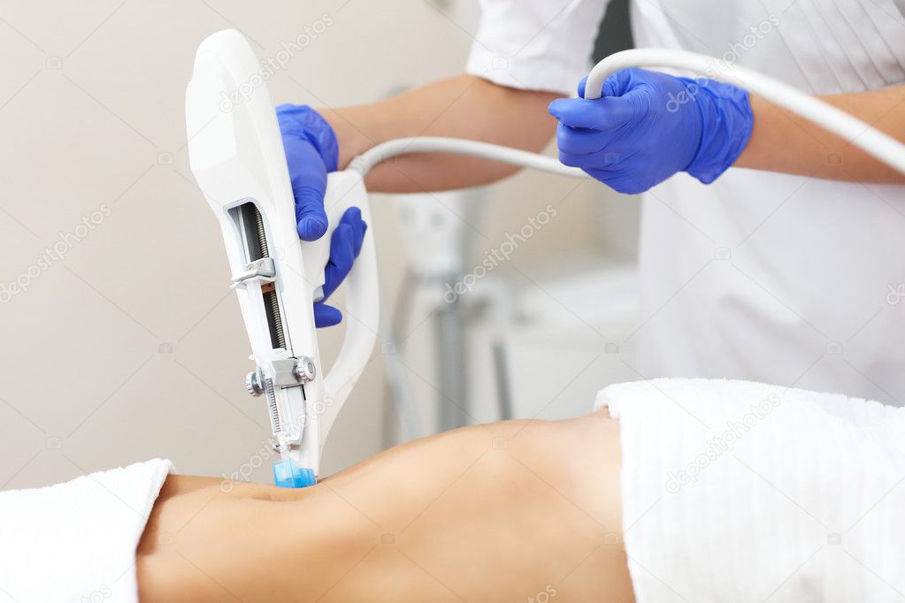  woman having abdomen mesotherapy