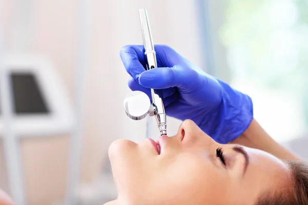 Mostrando la ampliación de labios en el salón de belleza —  Fotos de Stock