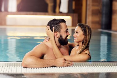 Mutlu çift rahatlatıcı spa havuzu
