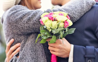 Parkta öpüşen genç çift.