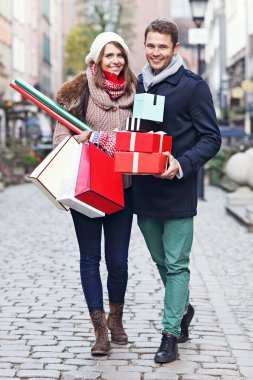 Mutlu çiftimiz Noel için alışveriş 
