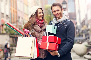 Mutlu çiftimiz Noel için alışveriş 