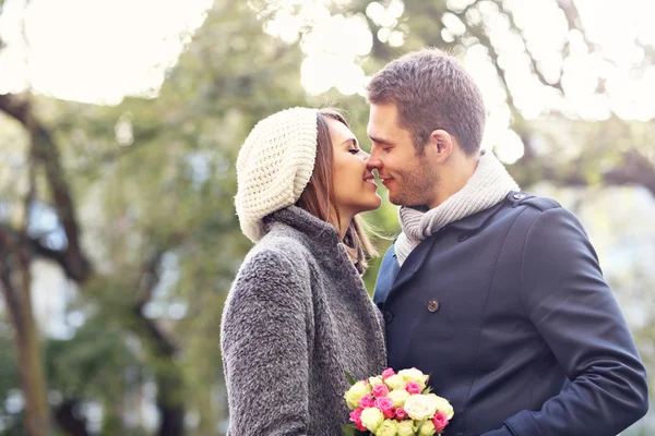 Pareja joven besándose en el parque — Foto de Stock