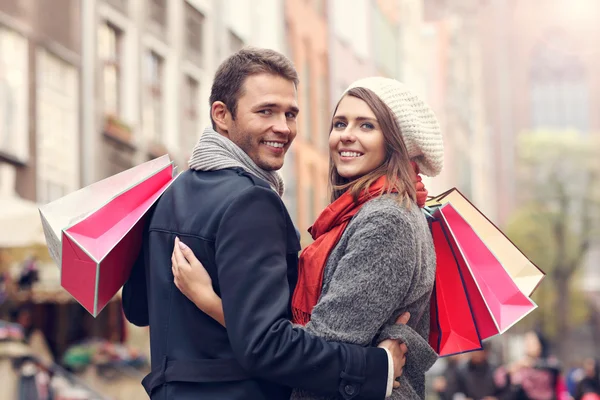 도시에서 쇼핑 하는 행복 한 커플 — 스톡 사진