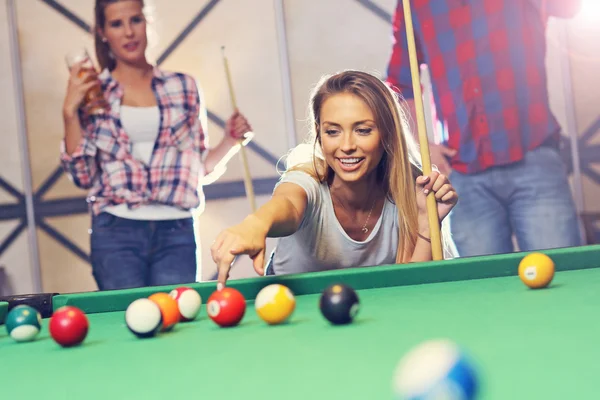 Groep vrienden spelen biljart — Stockfoto