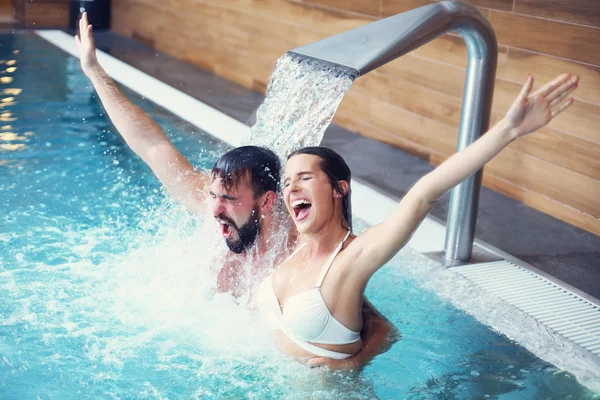 Happy couple relaxing in pool spa — ストック写真