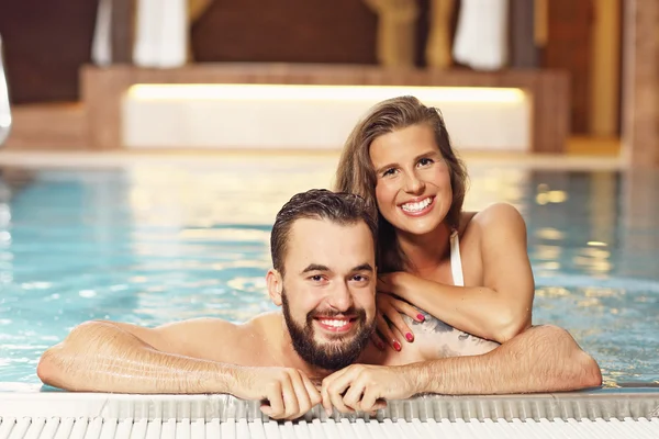 Happy couple relaxing in pool spa — ストック写真