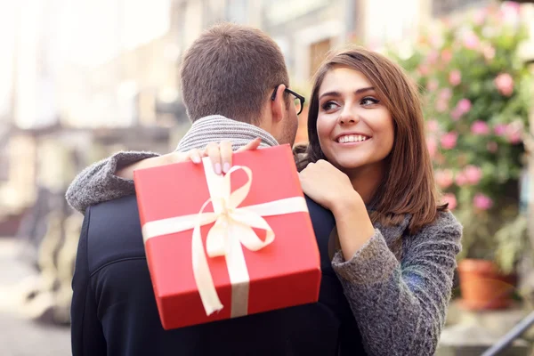 Kadınla adam için mevcut vererek kucaklama