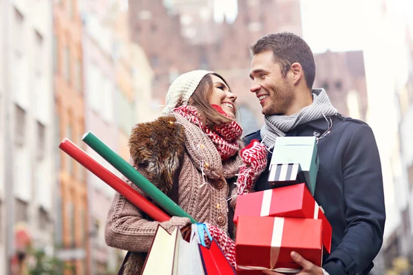 Feliz pareja de compras para Navidad —  Fotos de Stock