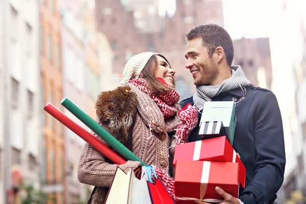 Coppia felice shopping per Natale — Foto Stock