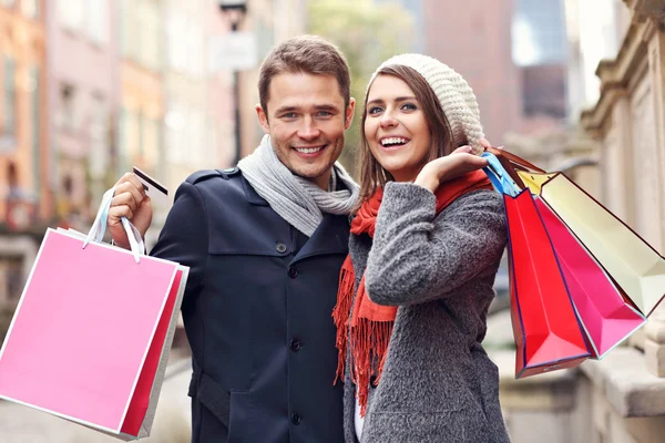 Feliz pareja de compras en la ciudad —  Fotos de Stock