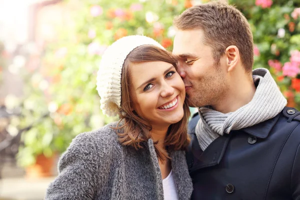 Jovem casal beijando na cidade — Fotografia de Stock