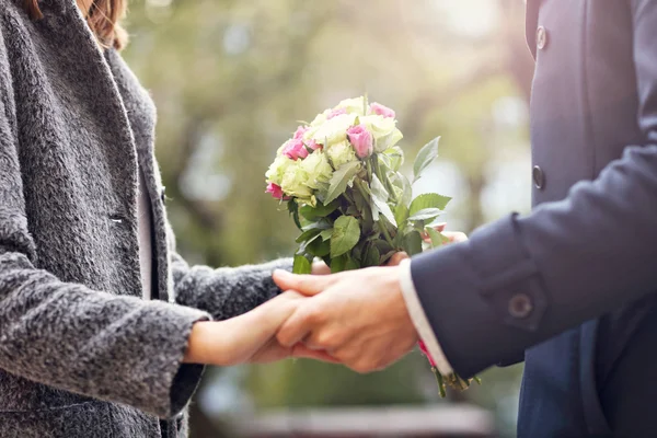 Casal jovem com flores — Fotografia de Stock