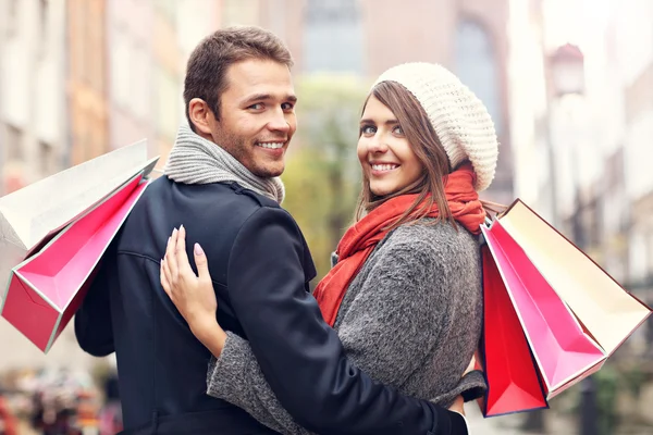 Coppia felice shopping in città — Foto Stock