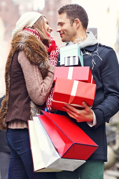 幸福的夫妇为圣诞购物 — 图库照片